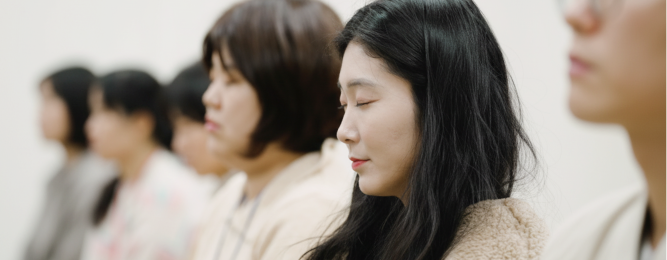 명상 연수에 집중하고 있는 참가자들의 모습