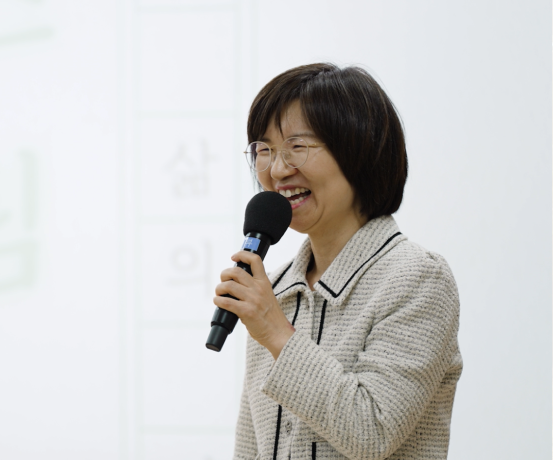 마이크를 들고 강의하는 모습
